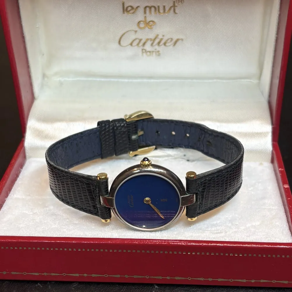 Montre Must de Cartier présentée dans son écrin rouge