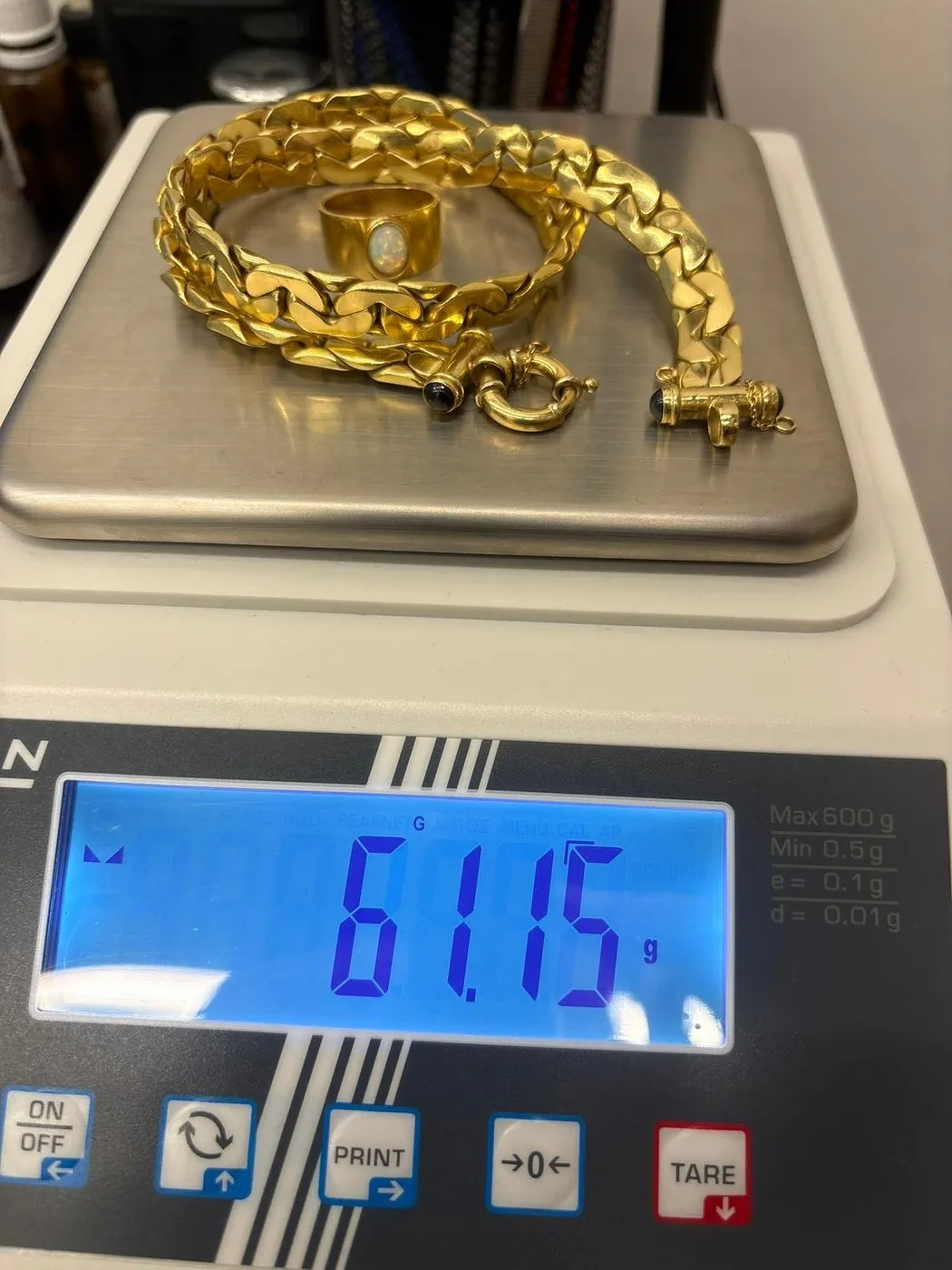 Bracelet et bague en or pesés sur une balance de précision